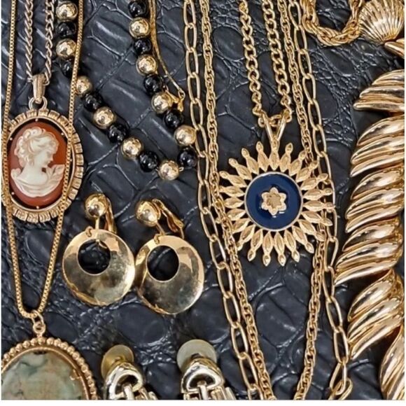 Huge 2 LB Vintage 2 Now Jewelry Lot- MYSTERY BOX~ Gold Silver Rhinestone Pearls - Picture 5 of 16